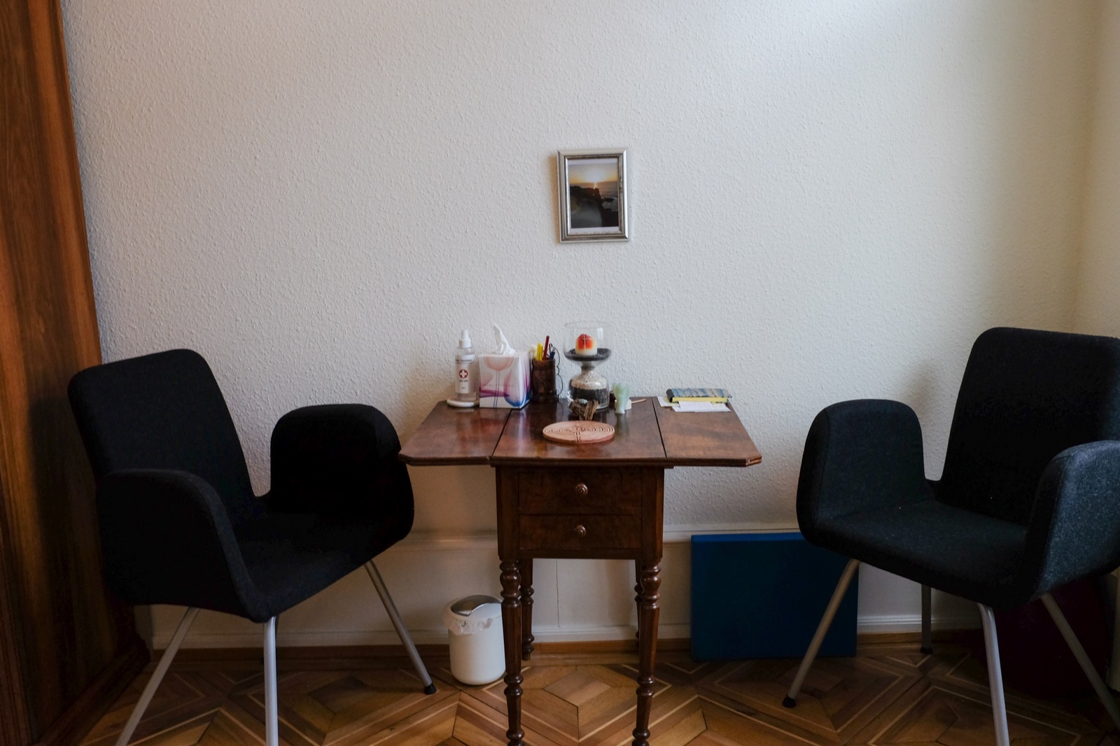 Praxisraum mit Tisch und Sitzgelegenheiten